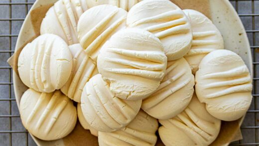 Cornstarch cookies on a plate.