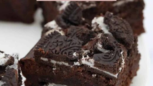 Squares of brownie with chunks of Oreo