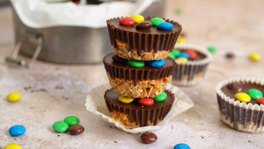 Mini M&M's Cookie Cups mit Dinkelflocken